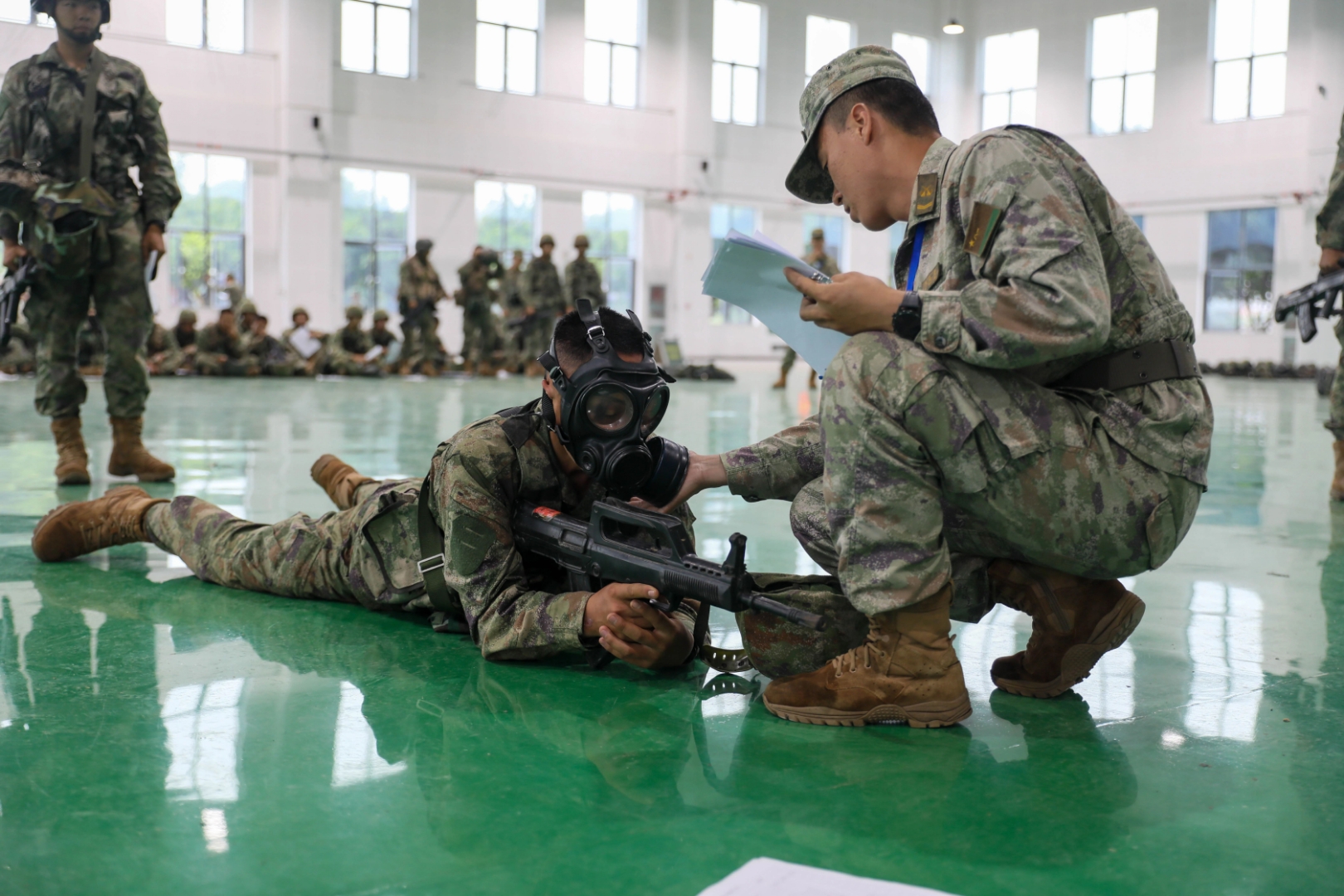 队员临场换装,迅速适应新环境备战决战 队员临场换装,迅速适应新环境备战决战