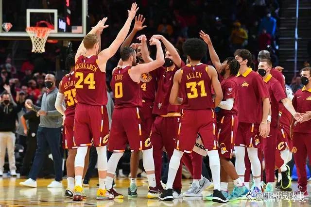 关于爵士险胜黄蜂，米切尔率队逆转的信息