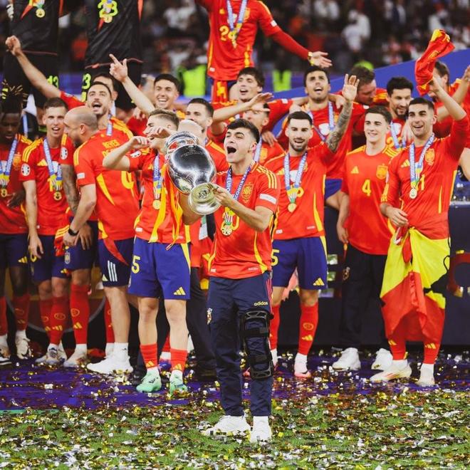 西班牙联盟杯冠军产生，瓦伦西亚队捧杯的简单介绍