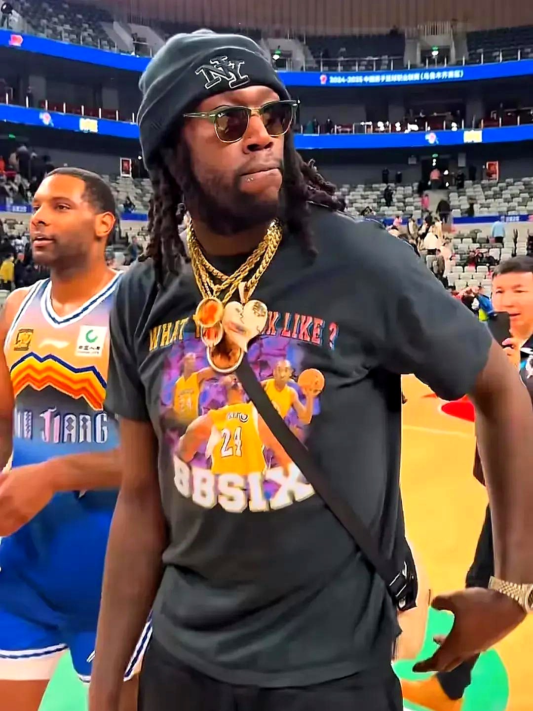 人球员状态不佳，主教练寻求改变的简单介绍