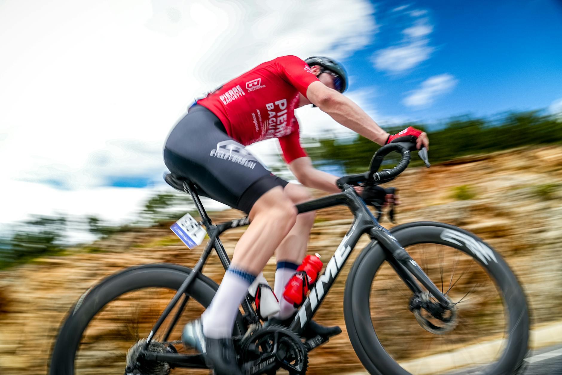 奋力拼搏!选手敢于挑战赛场极限的简单介绍 奋力拼搏!选手敢于挑战赛场极限的简单介绍