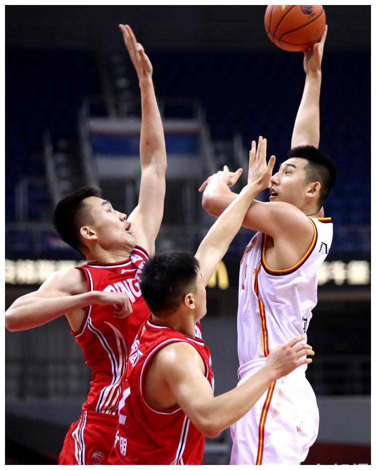 关于青岛队轻取北京队，张镇麟带队取胜的信息