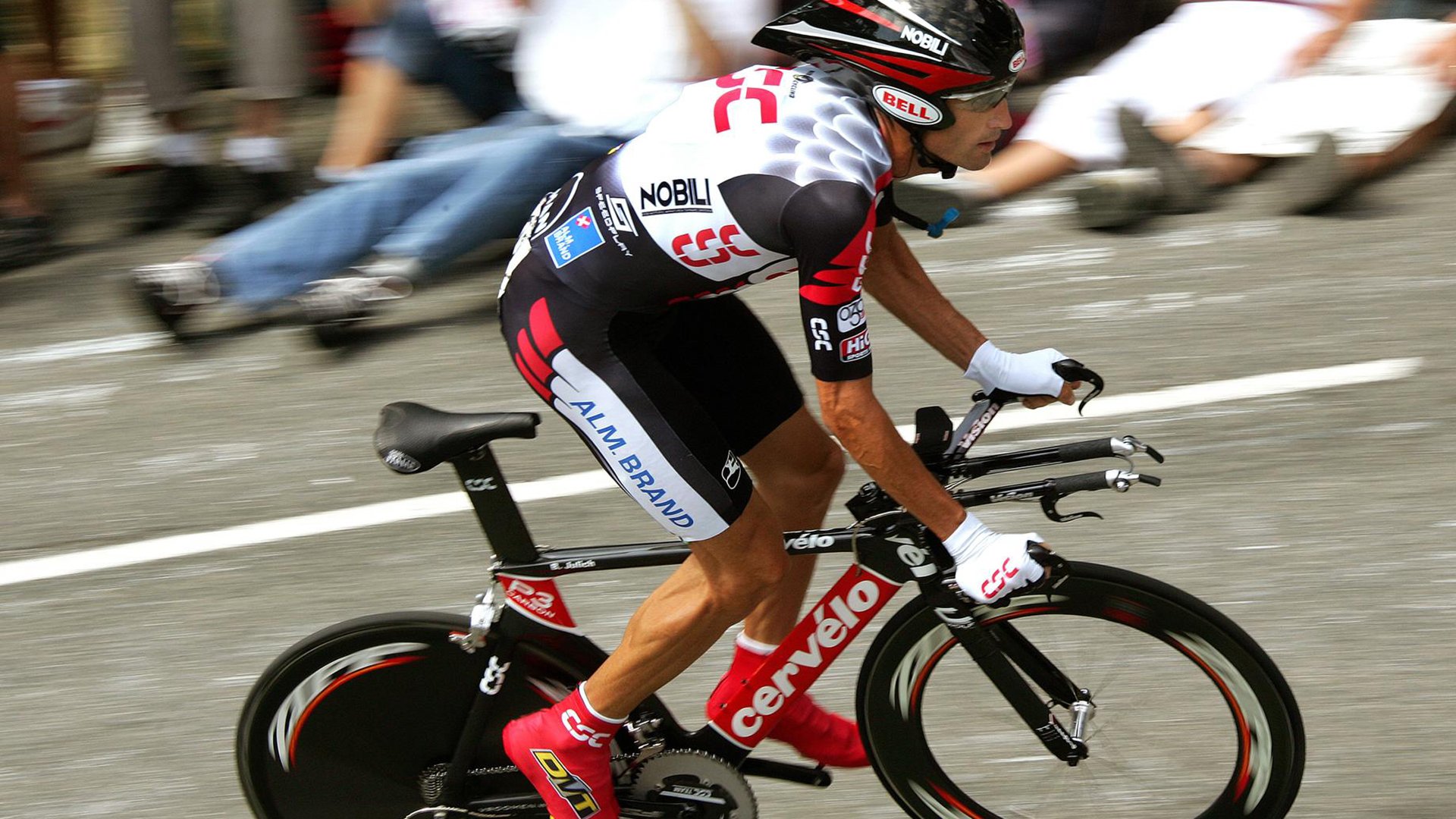 赛道与球场的双重奏，F1街道赛焦点战与奇才轻取雄鹿的跨界启示